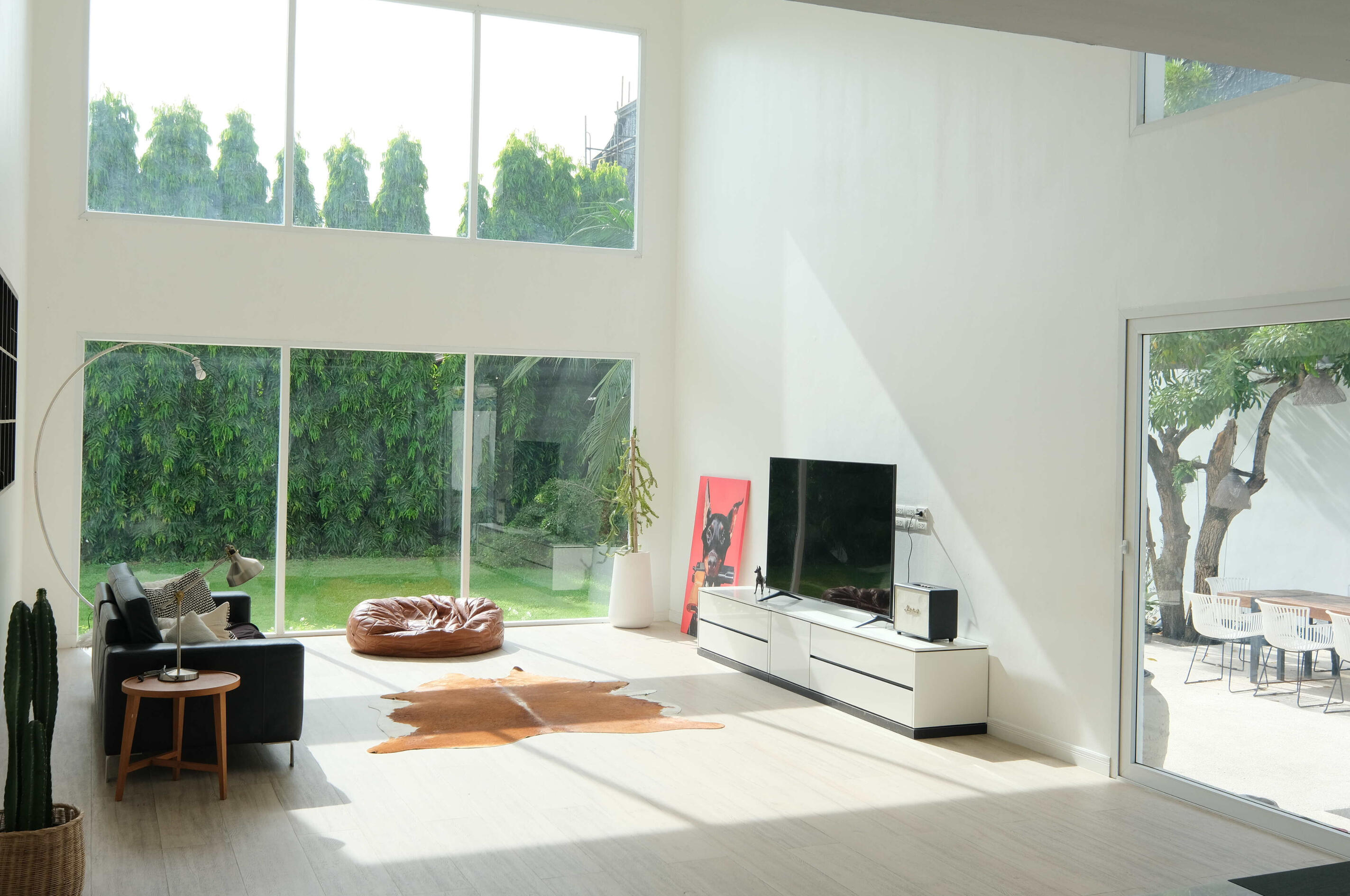 A Modern Bangkok House for Film, TV & Music Video Productions. A modern, production-ready house in Bangkok available for TV commercials, television shows, music videos, and photoshoots. Set on a 1,025 sqm land plot, the property features abundant natural l